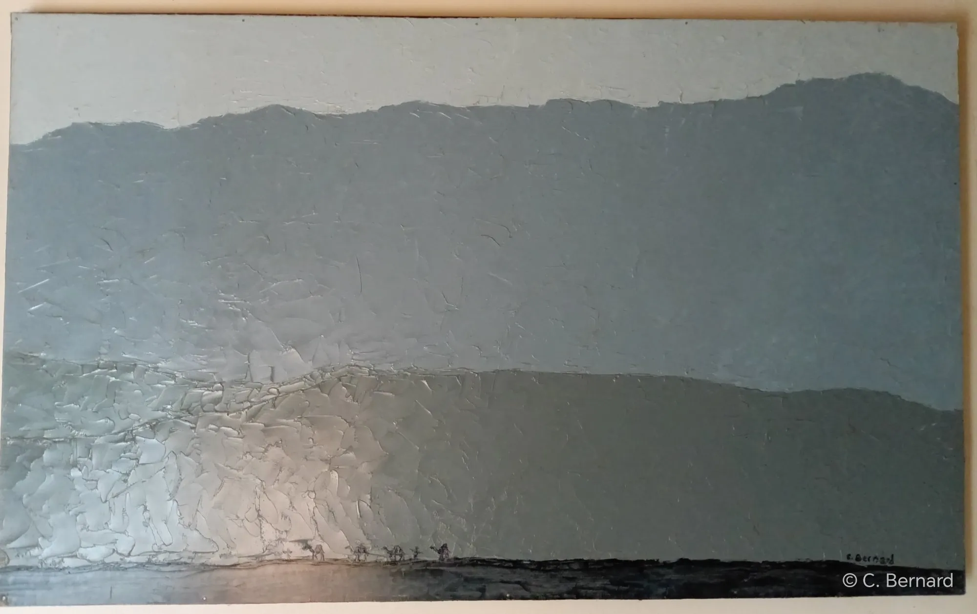 Caravane dans le désert à la tombée de la nuit